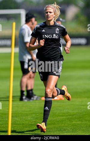 Justine Vanhevermaet in Belgio ha ritratto in azione durante una sessione di allenamento della squadra nazionale belga di calcio femminile The Red Flames, mercoledì 15 giugno 2022 a Tubize. I Red Flames si stanno preparando per i prossimi campionati europei di Euro 2022 delle Donne in Inghilterra. BELGA PHOTO LAURIE DIEFFEMBACQ Foto Stock