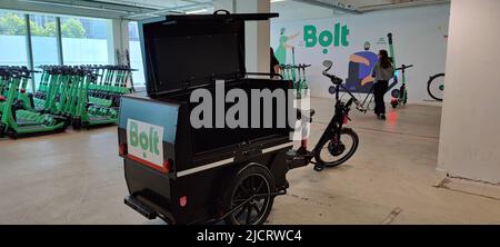 L'operatore di micro-mobilità Bolt, attivo in Belgio a Bruxelles, Namur-Namen, Ypres-Ieper e Dinant, che ha avviato le proprie attività in Belgio appena un anno fa, ha inaugurato ufficialmente il suo nuovo magazzino, il cui obiettivo è quello di ridurre al minimo i viaggi operativi, a Schaerbeek-Schaarbeek, Bruxelles, mercoledì 15 giugno 2022. Gli scooter non trovati in strada sono raccolti lì e il luogo ospita anche un'officina di manutenzione e riparazione. La flotta generale di bolt in Belgio ha tra 3.600 e 3.800 scooter. BELGA FOTO JUAN GODBILLE Foto Stock