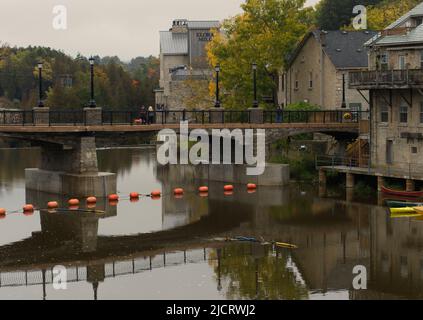 La città di Elora e l'Elora Mill Hotel and Spa, con il Grand River in primo piano. Ontario, Canada. Foto Stock