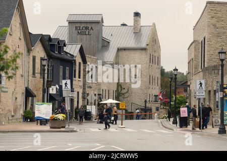 La città di Elora e l'Elora Mill Hotel and Spa, con il Grand River in primo piano. Ontario, Canada. Foto Stock