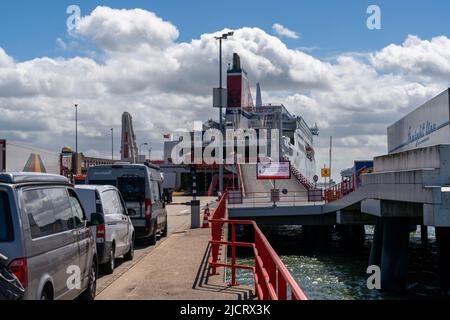 Hoek van Holland, Paesi Bassi - 10 giugno 2022: Auto e case automobilistiche aspettano in linea per salire a bordo del traghetto da Rotterdam a Harwich Foto Stock