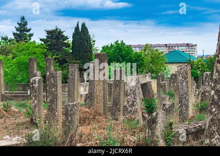 Derbent, Russia - 09 maggio 2022: Vecchio cimitero musulmano tradizionale Foto Stock