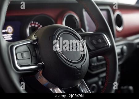 Russia, Izhevsk - 4 marzo 2022: Showroom Jeep. Volante del nuovo Wrangler Unlimited con logo. Alleanza Stellantis. Trasporto moderno. Foto Stock