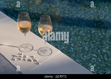 Due bicchieri di vino rosato presso la piscina. Foto Stock
