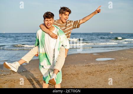 Coppia divertirsi in spiaggia Foto Stock