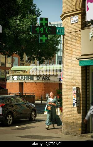 In gran parte della Francia, un'onda di forte calore, dovuta ad una 'piuma di calore' proveniente dal Nord Africa, ha fatto il panico ai termometri. I 40 gradi celsius sono raggiunti in diverse località del sud-ovest, in particolare a Tolosa. Il Consiglio Generale della Haute-Garonne ha lanciato il suo "piano delle onde di calore", per proteggere i più vulnerabili e adattare il suo modo di vita a questi calore estremo. Illustrazione con un cartello della farmacia che indica 44° C il 16 giugno 2022, a Tolosa. Foto di Patrick Batard / ABACAPRESS.COM Foto Stock