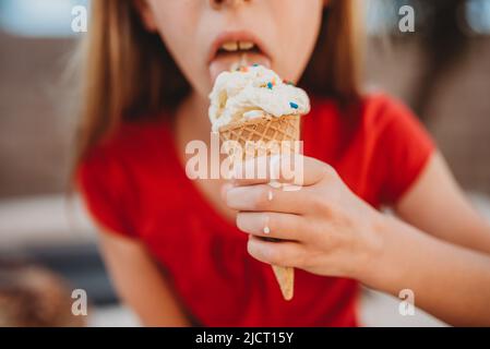 cono gelato nella calda giornata estiva Foto Stock