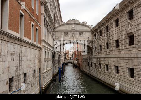 Venezia, Italia - 06 09 2022: Il famoso Ponte dei Sospiri a Venezia. Foto Stock