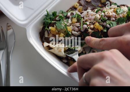 Carnitas messicane enchilada aka carne enchilada - un impacco riempito di maiale tirato, risata, fagioli e verdure condite con salsa talpa di talpa speziata, verdure ecc. Foto Stock