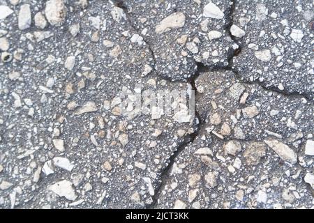 Muro di pietra con crepe profonde. Rompere il terreno. Siccità e conseguenze. Foto Stock