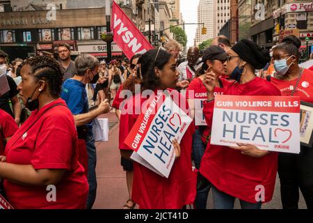 Migliaia di manifestanti a New York nella marcia per le nostre vite sabato 11 giugno 2022 si uniscono alle decine di migliaia di persone che protestano nelle città di tutto il paese chiedendo leggi più severe sul controllo delle armi in seguito alle recenti sparatorie di massa. Il raduno di New York ha marciato attraverso il Ponte di Brooklyn, terminando a Lower Manhattan. (© Richard B. Levine) Foto Stock