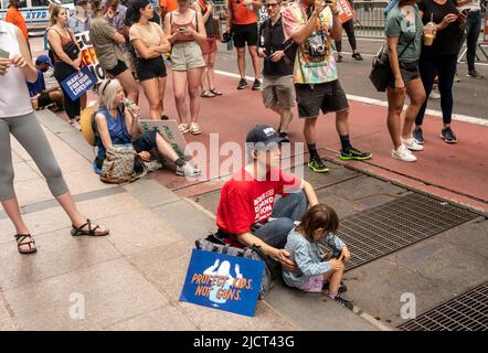 Migliaia di manifestanti a New York nella marcia per le nostre vite sabato 11 giugno 2022 si uniscono alle decine di migliaia di persone che protestano nelle città di tutto il paese chiedendo leggi più severe sul controllo delle armi in seguito alle recenti sparatorie di massa. Il raduno di New York ha marciato attraverso il Ponte di Brooklyn, terminando a Lower Manhattan. (© Richard B. Levine) Foto Stock