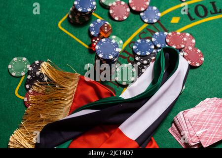 poker chips, bandiera emirates sul tavolo del blackjack Foto Stock