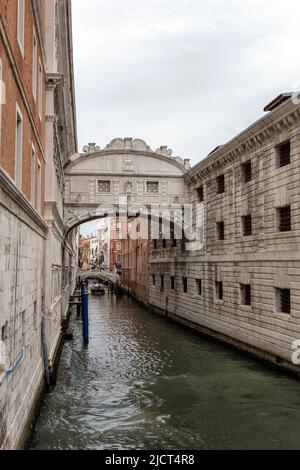 Venezia, Italia - 06 09 2022: Il famoso Ponte dei Sospiri a Venezia. Foto Stock