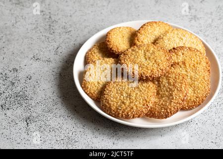 Cookie Sesame in una pila per il Medio Oriente. Biscotti fatti in casa con semi di sesamo Foto Stock