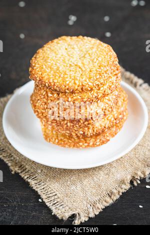 Cookie Sesame in una pila per il Medio Oriente. Biscotti fatti in casa con semi di sesamo Foto Stock