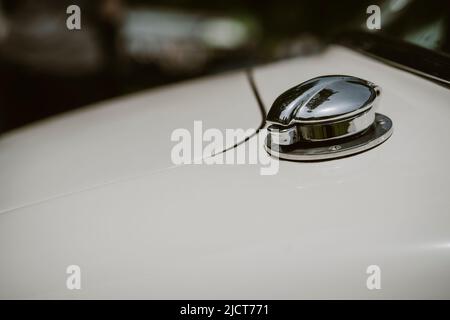 Tappo serbatoio carburante con fessura chiave su auto o autobus vintage bianco. Foto Stock