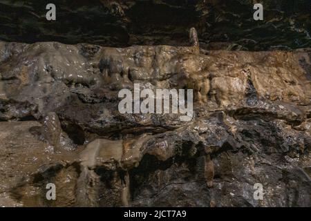 Formazione rocciosa all'interno delle splendide grotte White Scark a Ingleton, North Yorkshire, Inghilterra. Foto Stock