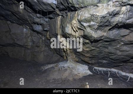 Formazioni rocciose all'interno delle splendide grotte White Scark a Ingleton, North Yorkshire, Inghilterra. Foto Stock