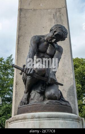 Scultura di base di un uomo che sputa una spada sul North Yorkshire War Memorial (di John Cassidy) nella città di mercato di Skipton, North Yorkshire, Regno Unito. Foto Stock