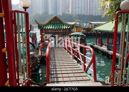 Jetty per il ristorante galleggiante Jumbo nel porto di Aberdeen a Hong Kong per portare i clienti al ristorante dalla terraferma. Foto Stock