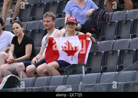 Roma, Italia. 15th giugno 2022. Tifosi del Canada durante il Beach Volley World Championships Round del 32 il 15th giugno 2022 al Foro Italico di Roma. Credit: Independent Photo Agency/Alamy Live News Foto Stock