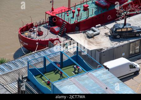 Vista aerea della nave da crociera, Orchard Cafe e Faraday School al Trinity Buoy Wharf, Londra E14. Foto Stock