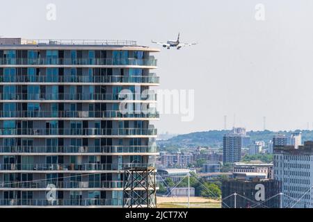 Un British Airways Jet entra a terra all'aeroporto di London City. Foto Stock