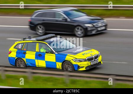 Polizia TAC OP (operazioni tattiche) BMW pattuglia auto che guida sull'autostrada M6, Regno Unito; Foto Stock