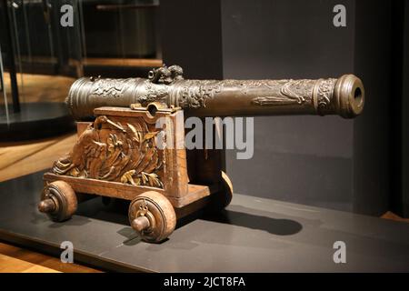 Cannone di proprietà della famiglia Van Reigersberg. Johannes Burgerhuys (?-1679). Middelburg, 1678. Bronzo,quercia. Rijksmuseum. Amsterdam. Paesi Bassi. Foto Stock