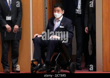 Tokyo, JPN. 15th giugno 2022. Il ministro della Difesa giapponese Nobuo Kishi arriva per una cerimonia di premiazione della guardia d'onore, prima dell'incontro bilaterale di difesa Giappone-Australia al Ministero della Difesa giapponese mercoledì 15 giugno 2022, a Tokyo, Giappone. (Credit Image: © POOL via ZUMA Press Wire) Foto Stock