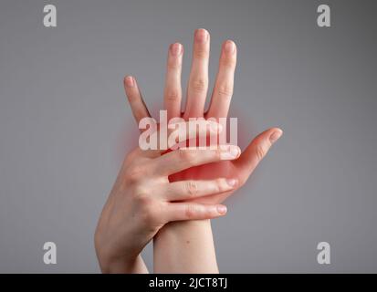 Concetto di dolore alle ossa della mano. Infiammazione, lesione, dolore della mano. Foto di alta qualità Foto Stock