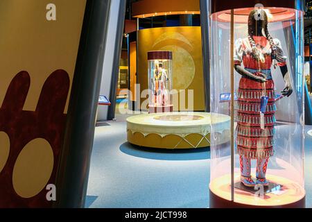 Abito da ballerino nativo esposto al Blackfoot Crossing Historical Park. Siksika nazione Alberta Canada Foto Stock