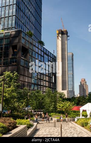 L'incompiuto Hudsn Yards hotel, sviluppato dal Marx Development Group, sorge al di sopra delle strutture circostanti martedì 14 giugno 2022. Il NY Times sta segnalando che l'edificio alto 642 metri è in fase di sviluppo senza la supervisione di un architetto, in contraddizione con il Dipartimento dei requisiti degli edifici, nonostante sia stato firmato da Warren L. Schiffman. (© Richard B. Levine) Foto Stock