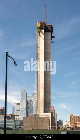 L'incompiuto Hudsn Yards hotel, sviluppato dal Marx Development Group, sorge al di sopra delle strutture circostanti martedì 14 giugno 2022. Il NY Times sta segnalando che l'edificio alto 642 metri è in fase di sviluppo senza la supervisione di un architetto, in contraddizione con il Dipartimento dei requisiti degli edifici, nonostante sia stato firmato da Warren L. Schiffman. (© Richard B. Levine) Foto Stock