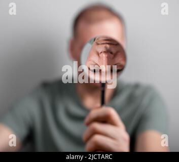Uomo che soffre di disturbo bipolare, percezione di sé distorta. Foto di alta qualità Foto Stock