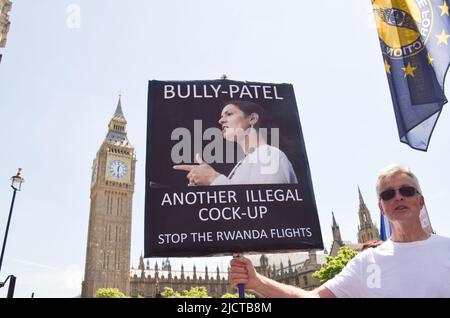 Londra, Inghilterra, Regno Unito. 15th giugno 2022. Un manifestante ha un segnale che chiama il segretario di casa Priti Patel un 'bully' e chiede una fermata al piano del governo britannico di deportare i rifugiati in Ruanda. I manifestanti si sono riuniti in Piazza del Parlamento a sostegno del protocollo dell'Irlanda del Nord e per protestare contro la Brexit e il governo Tory. (Credit Image: © Vuk Valcic/ZUMA Press Wire) Foto Stock