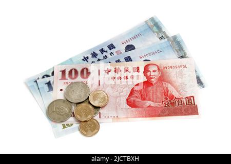 Banconote e monete di Taiwan su sfondo bianco Foto Stock