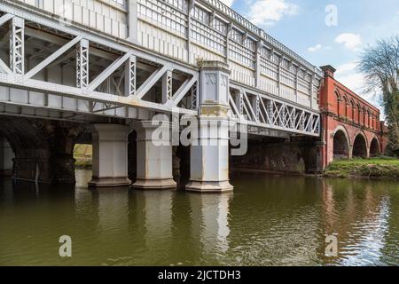 Il ponte ferroviario della stazione sul fiume Severn vicino alla stazione ferroviaria di Shrewsbury. Si possono vedere il ponte in acciaio e l'originale ponte ad arco in arenaria. Foto Stock