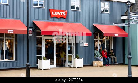 Panorama esterno della facciata del negozio Levi, segnaletica e tende presso gli outlet di Caledonia Park, Glasgow Road Gretna Foto Stock