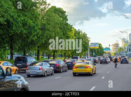 MOSCA, RUSSIA - 05 giugno 2022: Ingorghi di traffico durante l'ora di punta sull'autostrada della città. Foto Stock