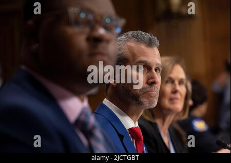 Washington, Stati Uniti d'America. 15th giugno 2022. Testimoni Ernest Willingham, Chicago, il, a sinistra, Max Schachter, Fondatore e Chief Executive Officer, Safe Schools for Alex, Center, e Moira A. Szilagyi, MD, presidente, American Academy of Pediatrics, durante l'audizione del Comitato giudiziario del Senato per esaminare la protezione dei bambini americani dalla violenza delle armi, su Capitol Hill a Washington, mercoledì 15 giugno 2022. Credit: CNC/CNC/Sipa USA Credit: Sipa USA/Alamy Live News Foto Stock