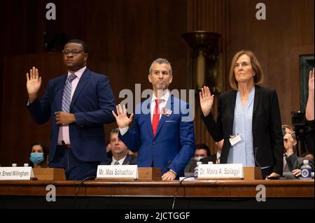 Washington, Stati Uniti d'America. 15th giugno 2022. Testimoni Ernest Willingham, Chicago, il, a sinistra, Max Schachter, Fondatore e direttore esecutivo, Safe Schools for Alex, Center, e Moira A. Szilagyi, MD, presidente, American Academy of Pediatrics, sono giurati durante l'audizione del Comitato giudiziario del Senato per esaminare la protezione dei bambini americani dalla violenza delle armi, a Capitol Hill a Washington, mercoledì 15 giugno 2022. Credit: CNC/CNC/Sipa USA Credit: Sipa USA/Alamy Live News Foto Stock