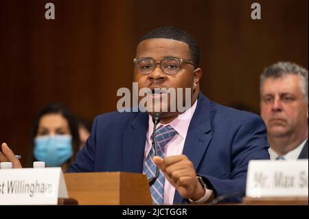 Washington, Stati Uniti d'America. 15th giugno 2022. Testimone Ernest Willingham, Chicago, il, parla durante l'audizione del Comitato giudiziario del Senato per esaminare la protezione dei bambini dell'America dalla violenza delle armi, a Capitol Hill a Washington, mercoledì 15 giugno 2022. Credit: CNC/CNC/Sipa USA Credit: Sipa USA/Alamy Live News Foto Stock