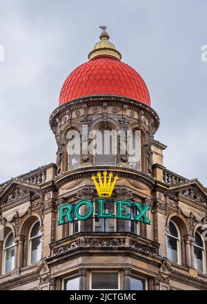 Northern Goldsmiths Store Newcastle upon Tyne. La caratteristica cupola rossa e illuminato Rolex segno sul nord Goldsmiths, la ditta fondata 1778. Foto Stock