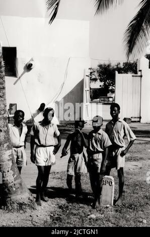 Bambini al Castello di Osu ad Accra, Ghana c. 1958 Foto Stock