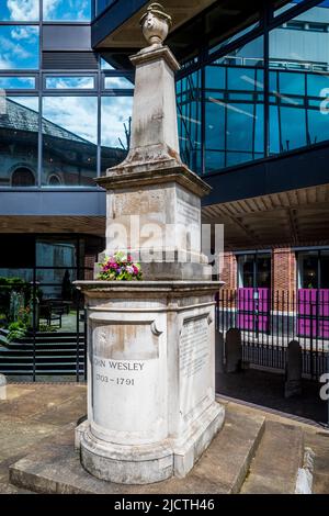 John Wesley Tomba London - la tomba di John Wesley alla Cappella di Wesley e la Missione Leisiana sulla City Road London. Wesley morì il 2 marzo 1791. Foto Stock