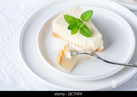 Mangiare cheesecake. Prendere morso di cheesecake con forchetta Foto Stock