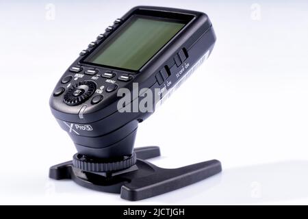 Dettaglio del trigger flash wireless TTL Godox XPro-S isolato su bianco. Fotografia scattata il 14 giugno 2022 in Spagna Foto Stock