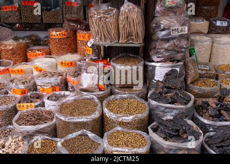 Varietà di articoli secchi in vendita nel mercato Qingping a Guangzhou, cinese li usa per la medicina. Tutto, dai funghi alle parti animali. Foto Stock